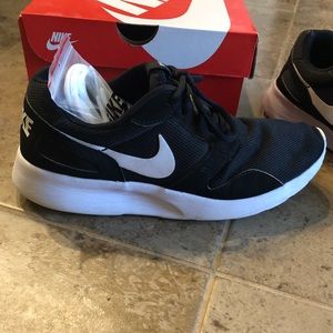 Men’s 9.5 Black Nike Kaishi